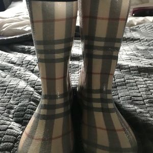 Gently used kidsburberry rain boots